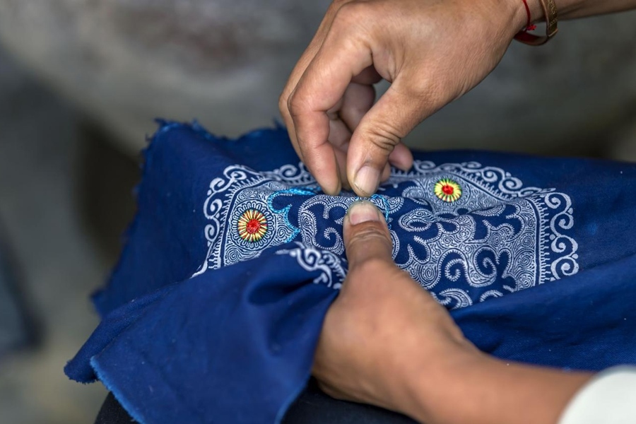 在貴州省黔西市新仁苗族鄉(xiāng)化屋村，村民在制作苗繡。新華社記者 范暉 攝