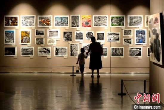 圖為家長帶著孩子參觀展覽。呂明 攝