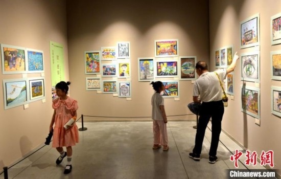 圖為家長帶著孩子參觀展覽。呂明 攝