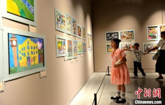 圖為家長帶著孩子參觀展覽。呂明 攝