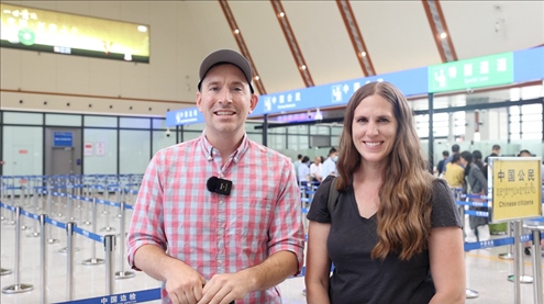 6月13日，來(lái)自美國(guó)的德拉古（Dragoo）夫婦將首次乘坐中老鐵路國(guó)際旅客列車(chē)從中國(guó)出境。李揚(yáng) 攝