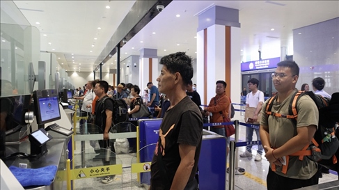 6月13日，乘坐中老鐵路國(guó)際旅客列車(chē)的旅客在磨憨邊檢大廳排隊(duì)候檢。李揚(yáng) 攝