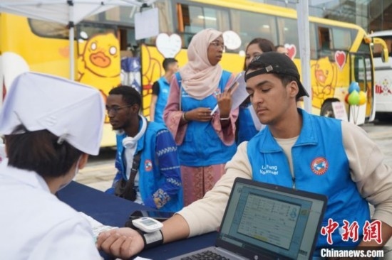 6月13日，在第20個世界獻(xiàn)血者日前夕，20名在贛留學(xué)生組團(tuán)前往血站獻(xiàn)血。吳迪 攝