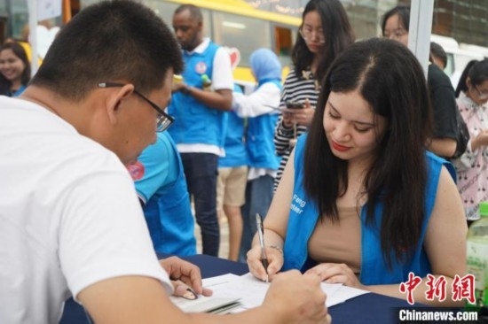6月13日，在第20個世界獻(xiàn)血者日前夕，20名在贛留學(xué)生組團(tuán)前往血站獻(xiàn)血。吳迪 攝