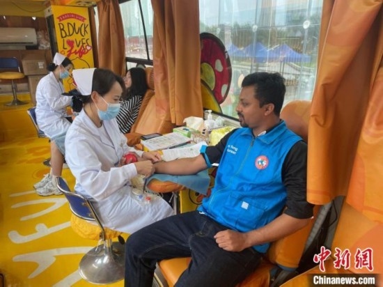 6月13日，在第20個世界獻(xiàn)血者日前夕，20名在贛留學(xué)生組團(tuán)前往血站獻(xiàn)血。吳迪 攝