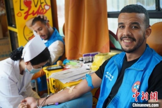 6月13日，在第20個世界獻(xiàn)血者日前夕，20名在贛留學(xué)生組團(tuán)前往血站獻(xiàn)血。吳迪 攝