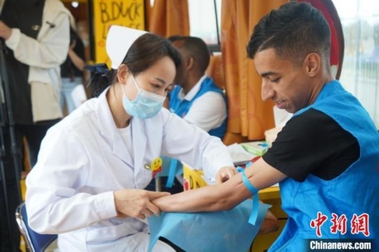 6月13日，在第20個世界獻(xiàn)血者日前夕，20名在贛留學(xué)生組團(tuán)前往血站獻(xiàn)血。吳迪 攝