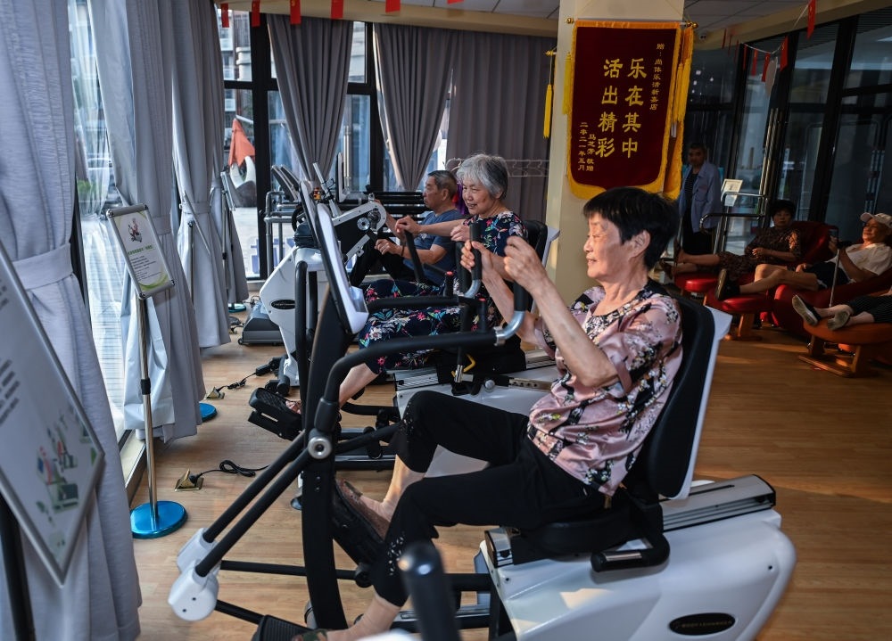 在浙江嘉興市南湖區(qū)新嘉街道電子社區(qū)鄰里中心的長者運動健康之家內(nèi)，老人們在進行器械鍛煉（2023年6月14日攝）。新華社記者 徐昱 攝