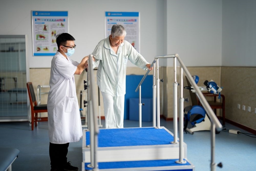 河北省灤南縣一家養(yǎng)老機構(gòu)的工作人員在指導(dǎo)老人進行康復(fù)訓(xùn)練（2023年5月19日攝）。新華社記者 牟宇 攝