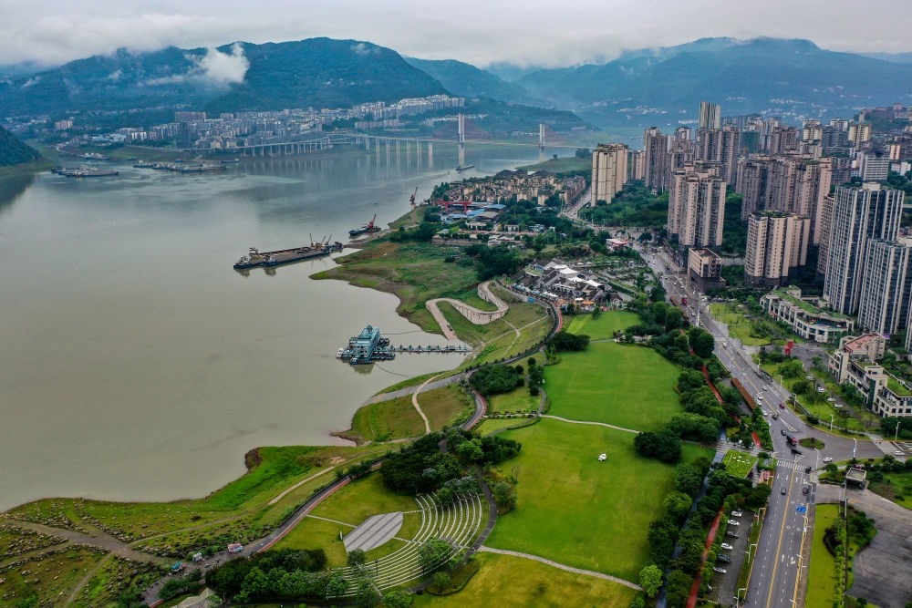 這是2023年6月7日拍攝的位于重慶市云陽縣的云陽城區(qū)環(huán)湖綠道（無人機照片）。當(dāng)?shù)貙⑸鷳B(tài)治理與生態(tài)修復(fù)結(jié)合起來，兼顧城市旅游和運動休閑等功能需要，打造環(huán)縣城兩江四岸33公里綠道。新華社記者 唐奕 攝