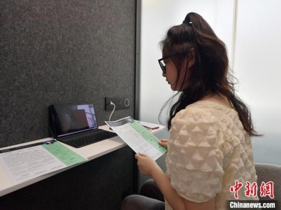 學(xué)生通過“云面試空間”進(jìn)行求職面試。劉棟 攝