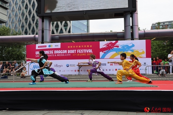 中華武術(shù)表演吸引了眾多英國觀眾。人民網(wǎng)記者 邢雪攝