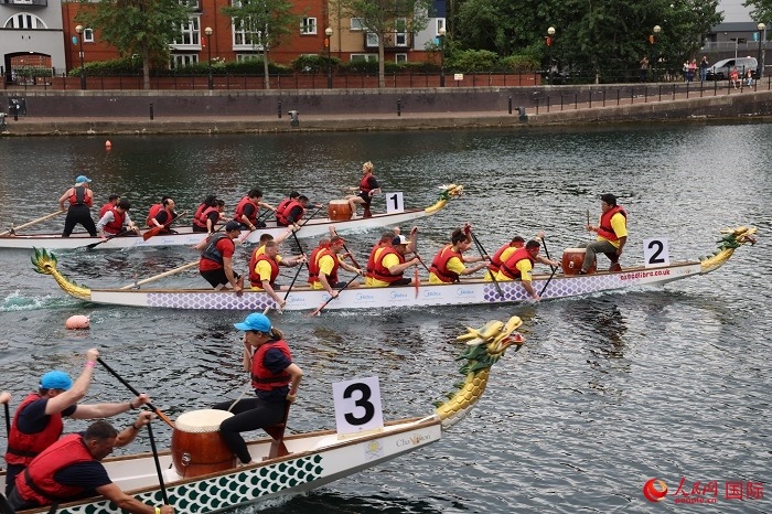 2023全英中華端午龍舟會比賽現(xiàn)場，幾支隊伍你追我趕。人民網(wǎng)記者 邢雪攝