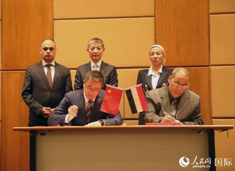 中國(guó)駐埃及使館公使張朝陽(yáng)與埃環(huán)境事務(wù)署工程和項(xiàng)目管理局局長(zhǎng)阿卜杜勒阿齊茲簽署交接證書(shū)。沈小曉攝