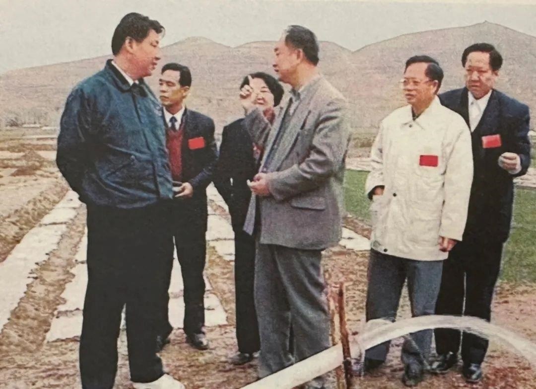 △1997年4月20日，習(xí)近平在寧夏固原市隆德縣調(diào)研。