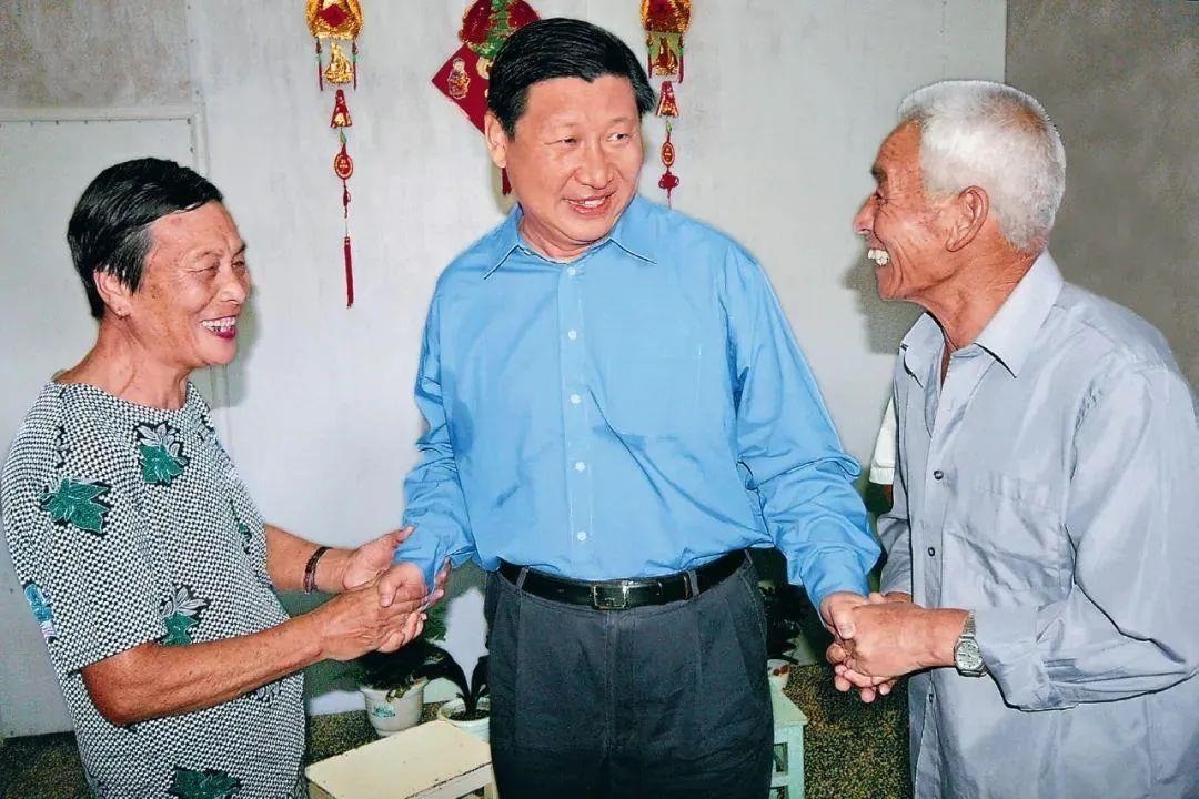△2006年9月21日，習(xí)近平在浙江省舟山市普陀區(qū)東極鎮(zhèn)看望當(dāng)?shù)貪O民。