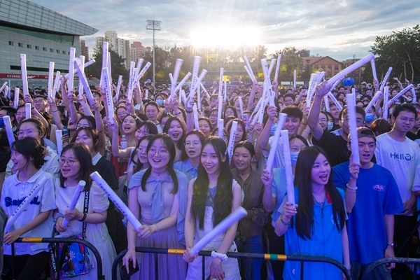 場下觀眾十分熱情。人民網(wǎng)記者 翁奇羽攝