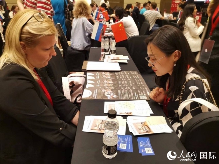 中俄旅游行業(yè)代表在北京路演活動現(xiàn)場面對面溝通。人民網(wǎng)記者 楊倩攝