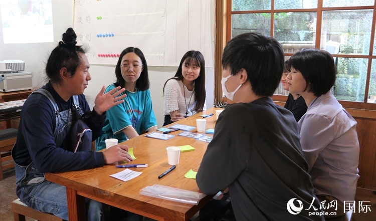 通過卡片游戲，模擬如何解決海洋垃圾問題。人民網(wǎng) 許可攝