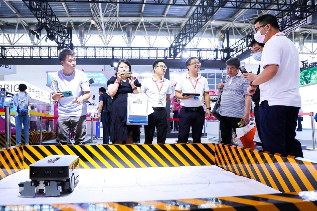 講解員向觀眾介紹智能劃線機(jī)器人。來源：受訪方供圖