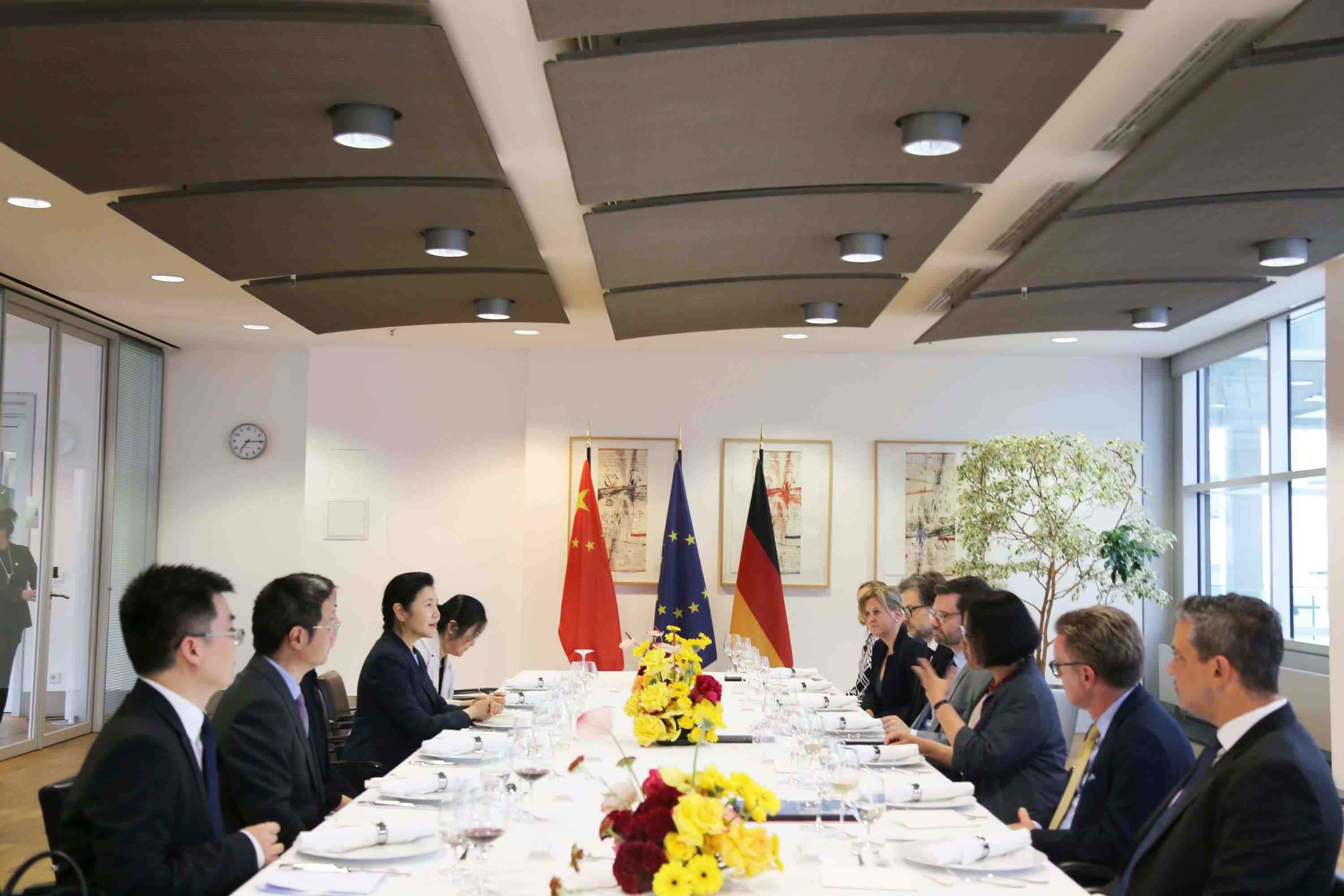 司法部長賀榮與德國聯(lián)邦司法部長布施曼舉行會談。