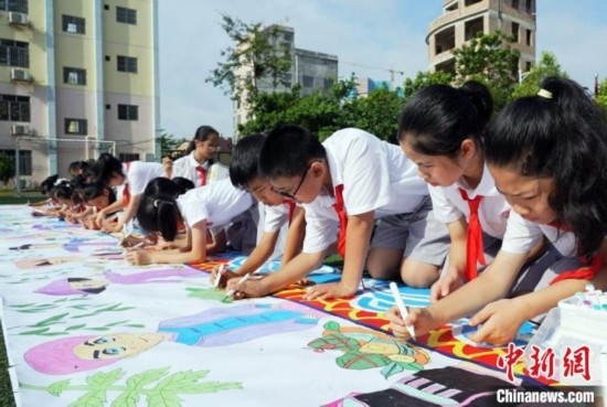 圖為學(xué)生們用手中畫筆在進(jìn)行創(chuàng)作。 興業(yè)縣融媒體中心供圖
