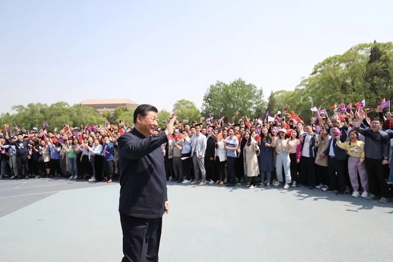 2021年4月19日，在清華大學(xué)建校110周年校慶日即將來臨之際，習(xí)近平來到清華大學(xué)考察。圖為習(xí)近平離開學(xué)校時(shí)，同師生們揮手致意。新華社記者 鞠鵬 攝