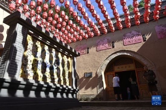 6月23日，游人在三門峽市陜州地坑院景區(qū)內(nèi)游覽。