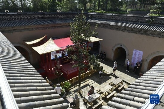 6月23日，游人在三門峽市陜州地坑院景區(qū)內(nèi)游覽。