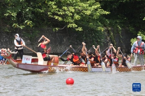 6月23日，在江蘇省宜興市舉行的龍舟競渡賽中，參賽選手們奮力拼搏。