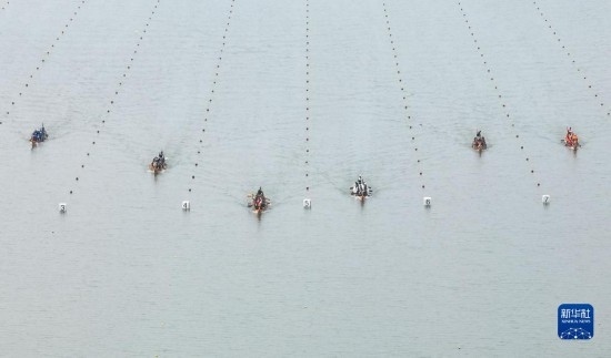 6月23日，在江蘇省泰州市水上運動訓(xùn)練基地，人們參加龍舟比賽（無人機照片）。