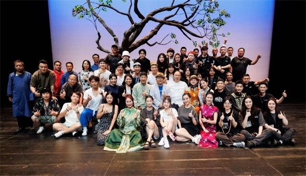 《斷金》百場(chǎng)演職人員合影。龍馬社供圖