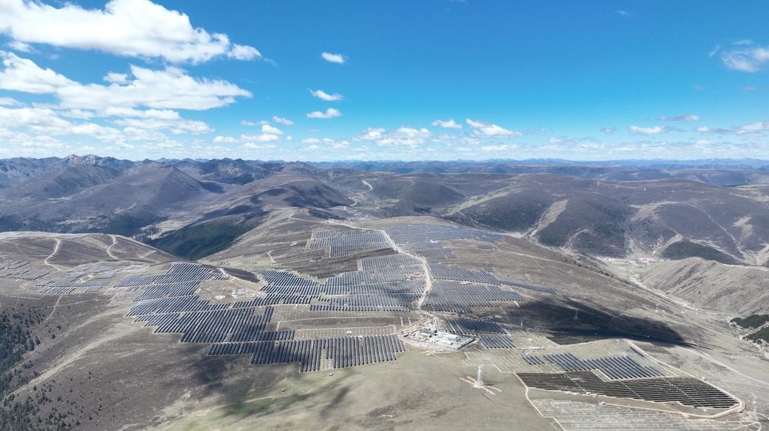 航拍雅礱江柯拉一期光伏電站。受訪者供圖