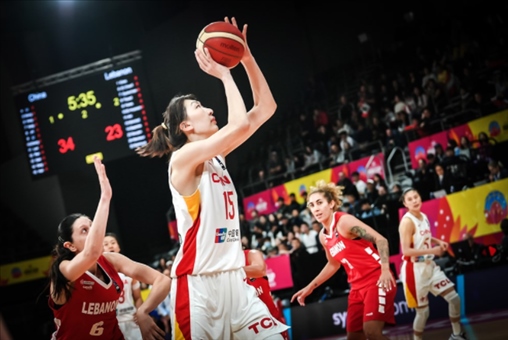 中國女籃隊(duì)員韓旭籃下進(jìn)攻。圖片來源：國際籃聯(lián)