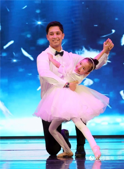 父女共舞“愛的華爾茲”。人民網(wǎng)記者 管克江攝