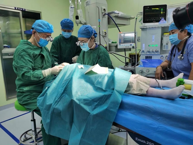 5歲的丹增貴吉正接受雙眼斜視矯正手術(shù)。人民網(wǎng)記者 李棟攝