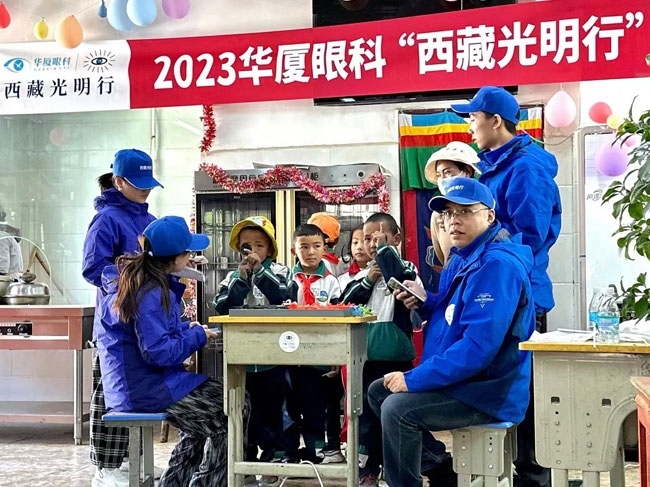 華廈眼科醫(yī)務(wù)人員對當(dāng)?shù)厣倌陜和M(jìn)行近視、弱視、斜視篩查。人民網(wǎng)記者 李棟攝