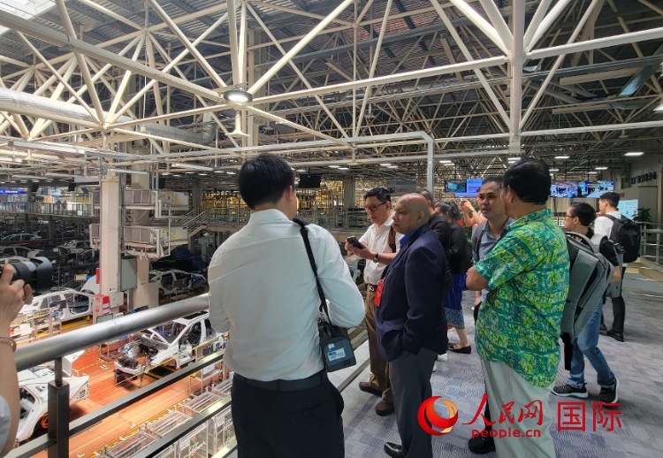 外媒記者在廣汽埃安車間參觀。人民網(wǎng) 寧玉瑛攝