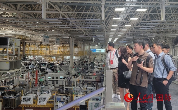 外媒記者在廣汽埃安車間參觀。人民網(wǎng) 寧玉瑛攝