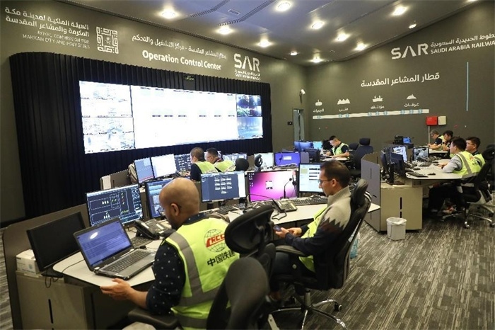 中外工作人員在控制室工作。中國(guó)鐵建供圖