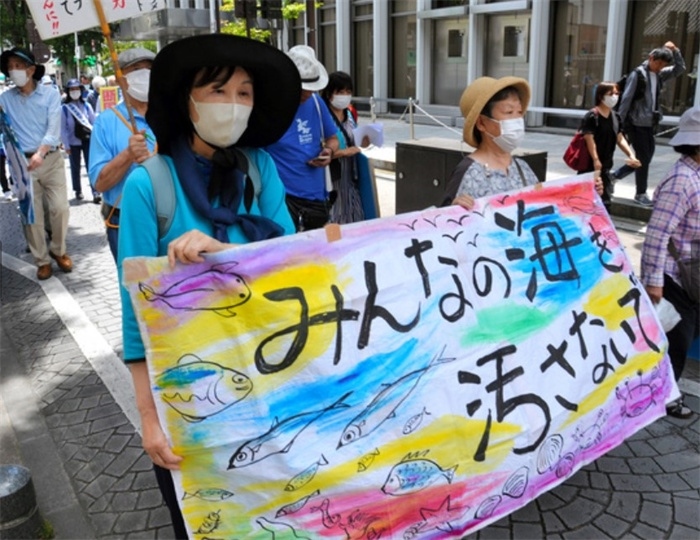 2023年6月20日，日本民眾在福島縣政府周圍舉行抗議活動，強(qiáng)烈反對核污水排海計劃，呼吁保護(hù)漁業(yè)資源。圖片來源：《朝日新聞》