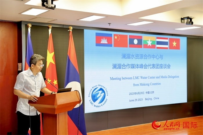 由瀾湄六國(guó)有關(guān)部門及主流媒體等組成的采訪團(tuán)與中方代表在瀾湄水資源合作中心舉行座談會(huì)。水利部國(guó)際合作與科技司副司長(zhǎng)、一級(jí)巡視員、瀾湄水資源合作聯(lián)合工作組中方組長(zhǎng)李戈發(fā)表講話。（人民網(wǎng) 李世奇攝）