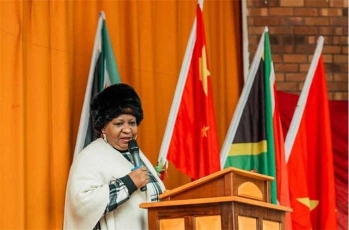 Magdeline Mokwena女士致辭。（圖片來源：廣西大錳南非PMG礦業(yè)有限公司）