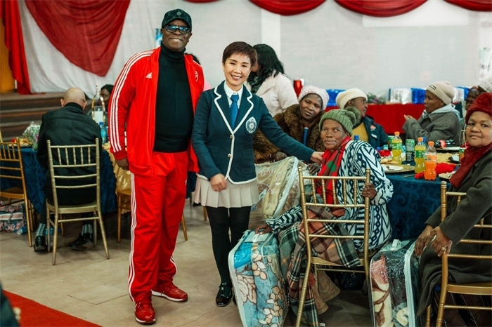 Micheal Mohala中將、黃琳與社區(qū)老人合影。（圖片來源：廣西大錳南非PMG礦業(yè)有限公司）