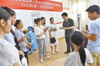  圖③：法院干警現(xiàn)場(chǎng)指導(dǎo)鄉(xiāng)村“代理家長(zhǎng)”如何正確管護(hù)留守兒童。