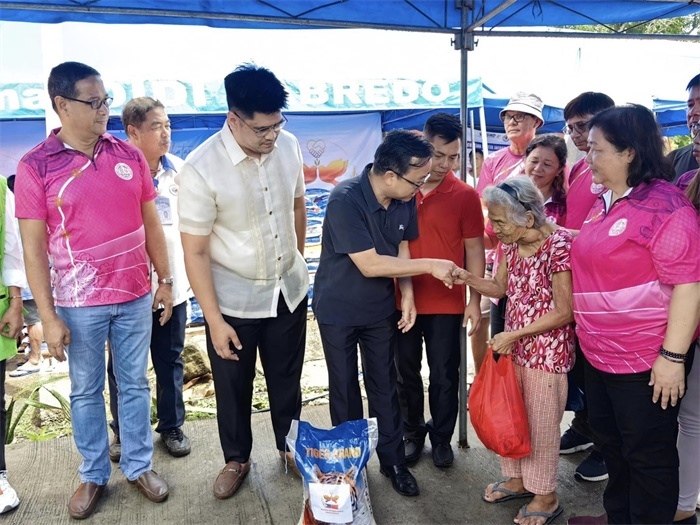 中國(guó)駐菲律賓大使館向部分馬榮火山受災(zāi)家庭分發(fā)賑災(zāi)物資。中國(guó)駐菲律賓大使館供圖