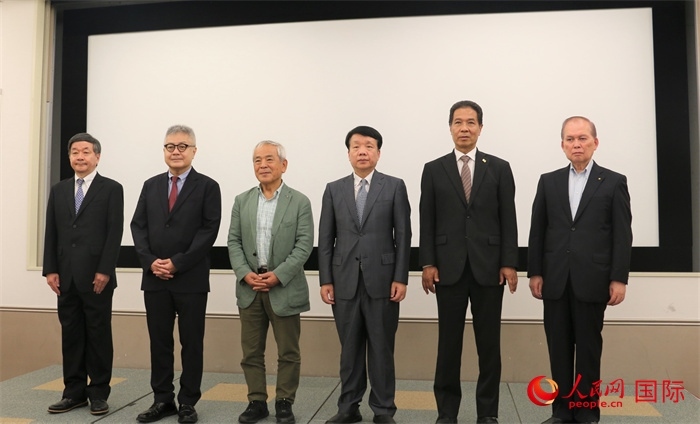 主辦方與嘉賓合影。（人民網(wǎng) 許可攝）