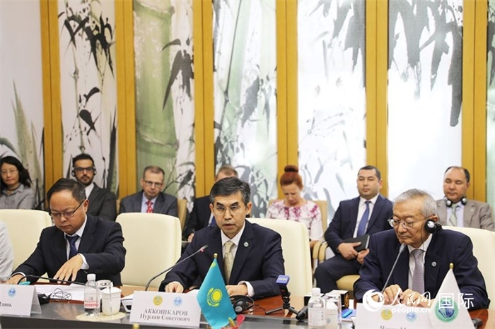 哈薩克斯坦常駐上合組織秘書處代表努爾蘭·阿科什卡羅夫介紹哈薩克斯坦接任輪值主席國后的優(yōu)先工作。人民網(wǎng) 俄布拉依攝