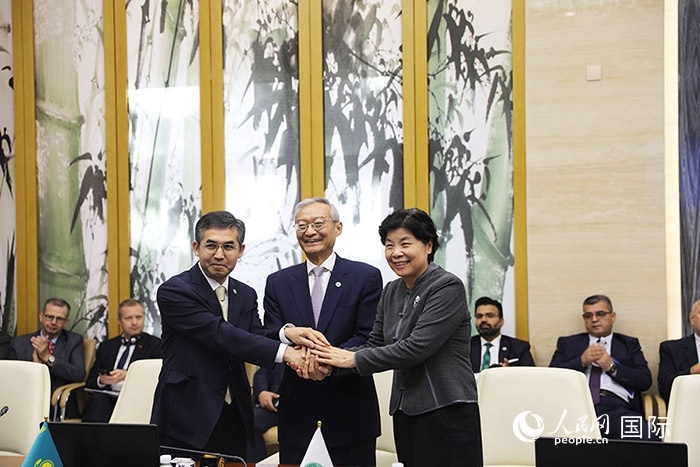 上合組織秘書處、哈駐華使館、上合組織睦鄰友好合作委員會簽署《聯(lián)合行動計劃》。人民網(wǎng) 俄布拉依攝