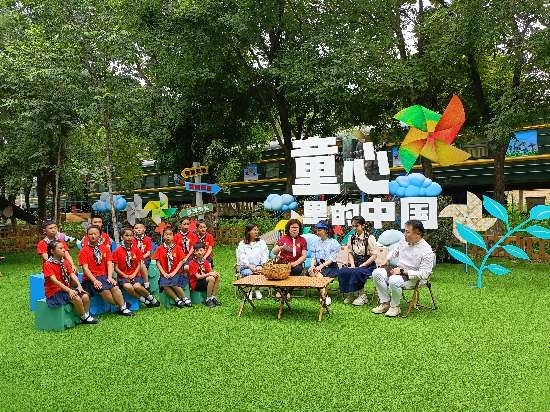 文縣東壩童聲合唱團(tuán)的孩子們?cè)谘胍暣箫L(fēng)車(chē)基地錄制節(jié)目。